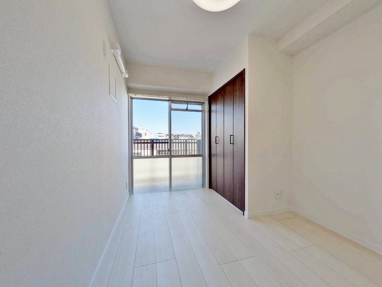 寝室 ベッドも十分に設置するスペースがあります。