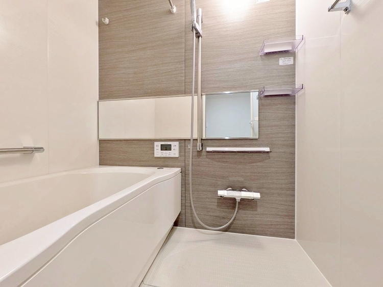 風呂 一日の疲れを癒すバスルームは、心地よいリラックスを叶える清潔感溢れる空間です。