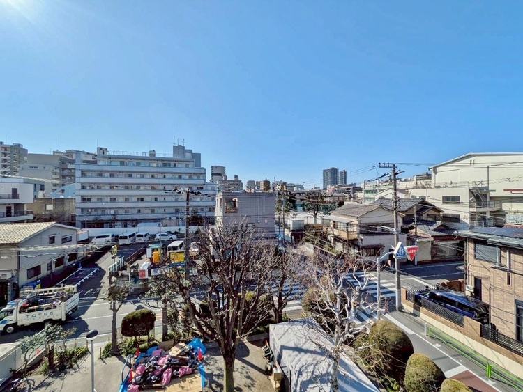 バルコニー 窓を開けると広がる青空。心をリフレッシュして日々を過ごしていきましょう。