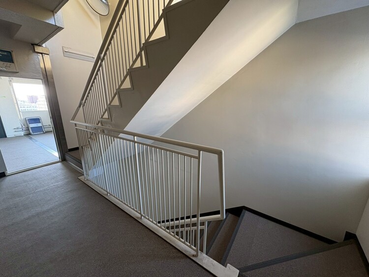 その他 落ち着いた雰囲気の階段。手すりも常設しているので、ゆったりお使いになれます。