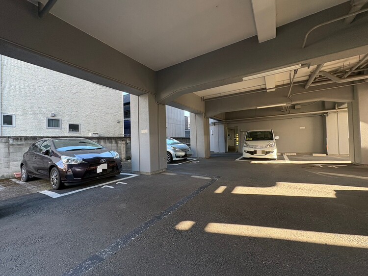 駐車場 本物件の駐車スペースです。車種制限のある場合もございますので、お気軽にお問い合わせくださいませ。