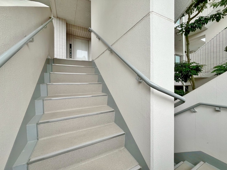 その他 落ち着いた雰囲気の階段。手すりも常設しているので、ゆったりお使いになれます。