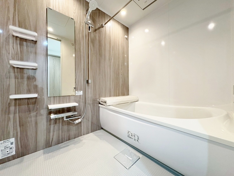 風呂 一日の疲れを癒すバスルームは、心地よいリラックスを叶える清潔感溢れる空間です。