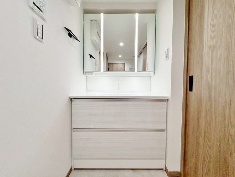 洗面 何かと物が増える場所だからこそ、スッキリと見映えの良い空間に。