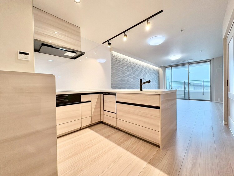 キッチン スマートな意匠と充実の機能を備えたキッチンが、暮らしにおいしい彩りを添えます。