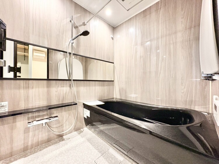 風呂 一日の疲れを癒すバスルームは、心地よいリラックスを叶える清潔感溢れる空間です。