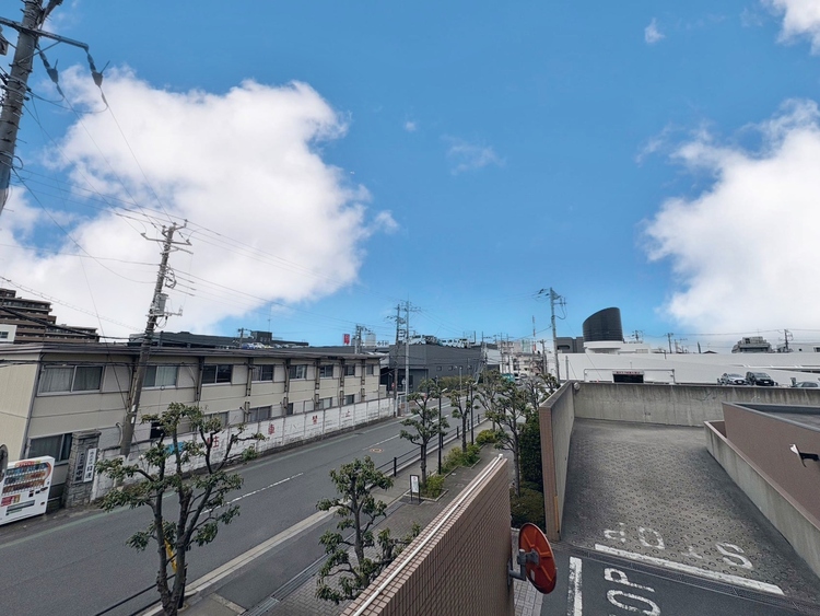 バルコニー 窓を開けると広がる青空。心をリフレッシュして日々を過ごしていきましょう。