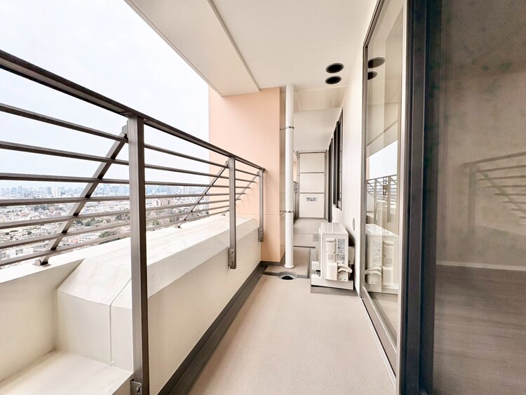 バルコニー 暮らしの中で、光と風を演出してくれるバルコニー。