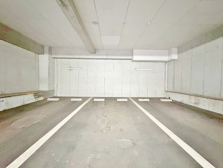 駐車場 本物件の駐車スペースです。車種制限のある場合もございますので、お気軽にお問い合わせくださいませ。