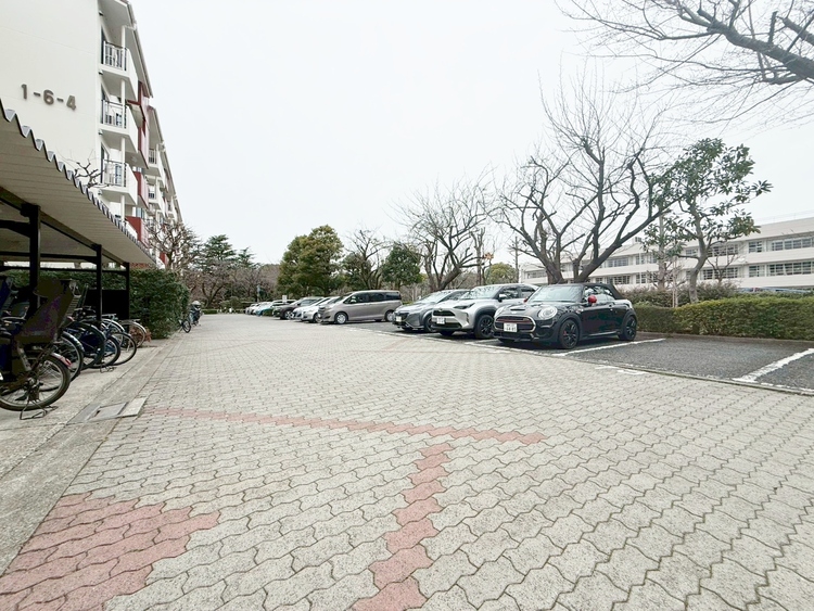 駐車場 本物件の駐車スペースです。車種制限のある場合もございますので、お気軽にお問い合わせくださいませ。