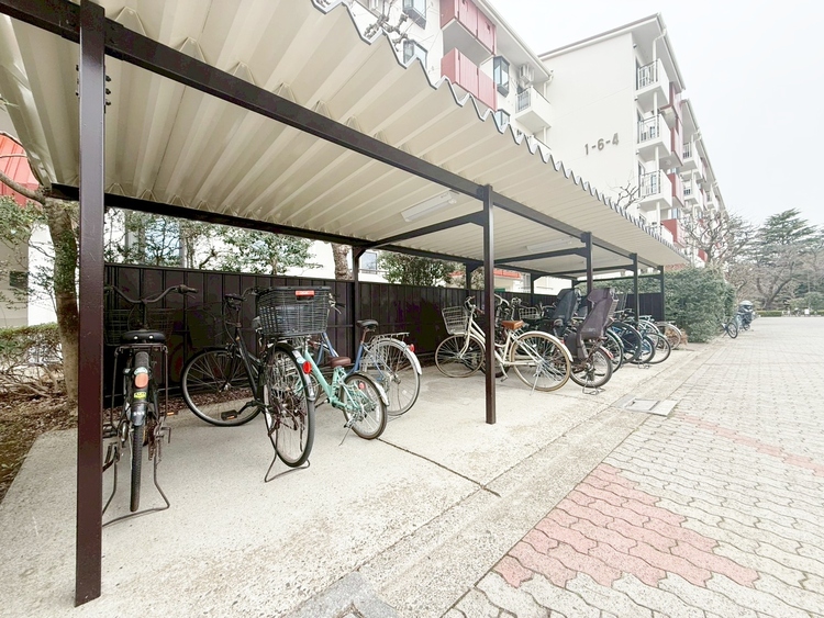 設備 きちんと整備された駐輪場。住む方の心遣いが感じられます。