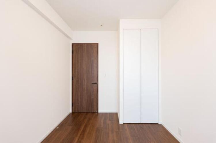 内装 家族個々の安らぎの空間。誰もが好みで飾れるシンプルな室内に仕上げてあります。 