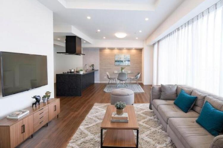 居間 【配置してある家具はCGによるイメージです】家族の暮らしを足元からポカポカと暖めてくれる床暖房。エアコンとは異なり、お部屋そのものが暖まるような感覚です。身体だけではなく、ご家族の心まで温めてくれる設備です。