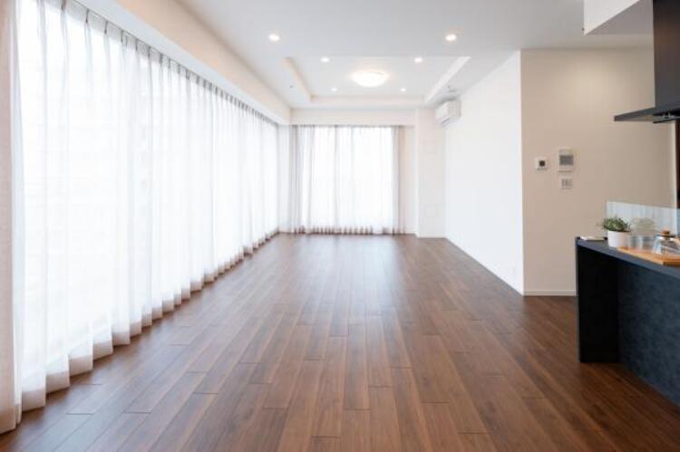 居間 ソファーやダイニングテーブルを置いてもゆとりあるＬＤＫ。家族みなさんで寛げる空間をぜひ現地で体感してみてください。 