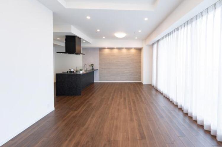 居間 光と風があふれる開放的なリビングダイニングには自然と家族みんなが集まってきます。 