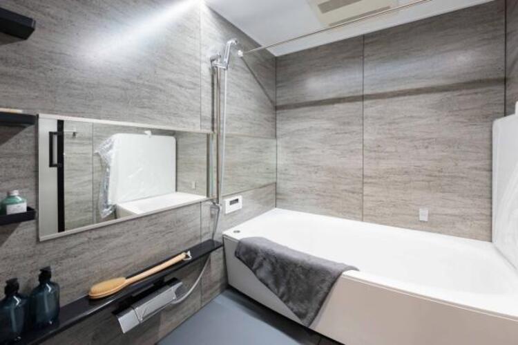 風呂 清潔感のあるバスルーム。高級感のあるデザインが魅力です。