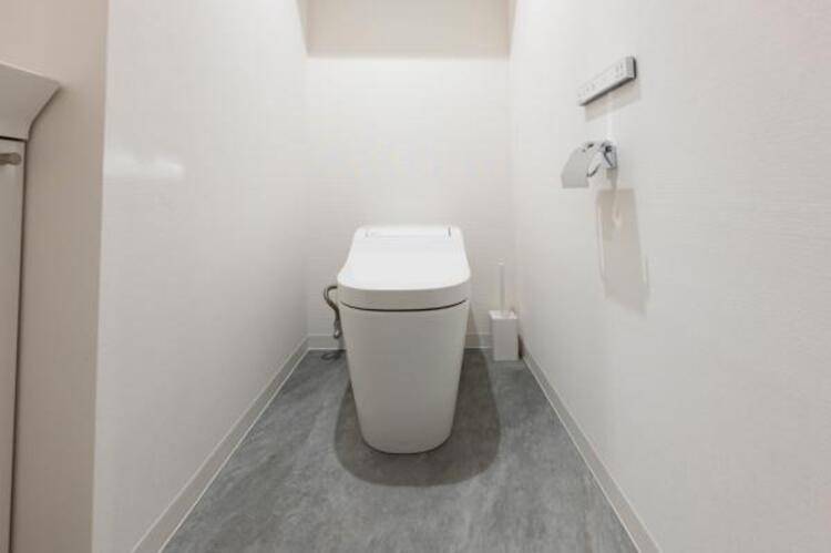 トイレ 清潔感溢れるトイレ。落ち着いた空間で安らぎのひとときをお過ごしいただけます。 ｖ