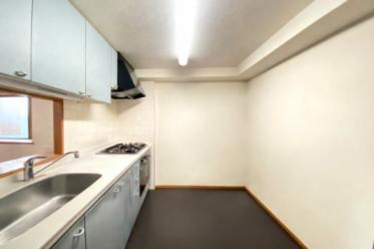 キッチン ワイドなカウンターで、将来お子様と一緒にお料理をするときも重宝します。（CG加工済み・2月25日撮影）