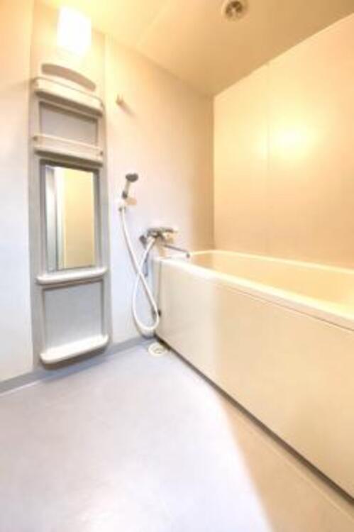 風呂 美しいツヤとなめらかな肌ざわり。水や汚れをはじくお掃除ラクラクな浴槽です。（CG加工済み・2月25日撮影）