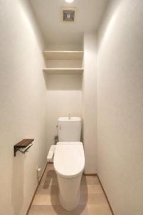 トイレ 白を基調に、飽きのこない空間は質感豊かな仕上がりとなっております。（CG加工済み・2月25日撮影）