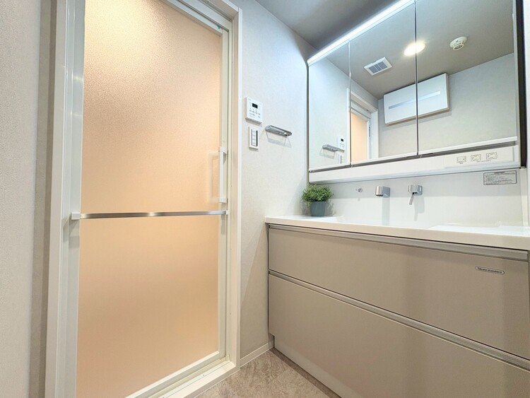 その他 清潔感を感じられる洗面化粧台。