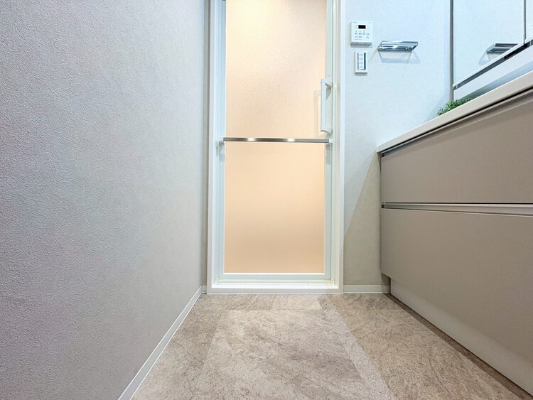 その他 十分な広さの脱衣所。