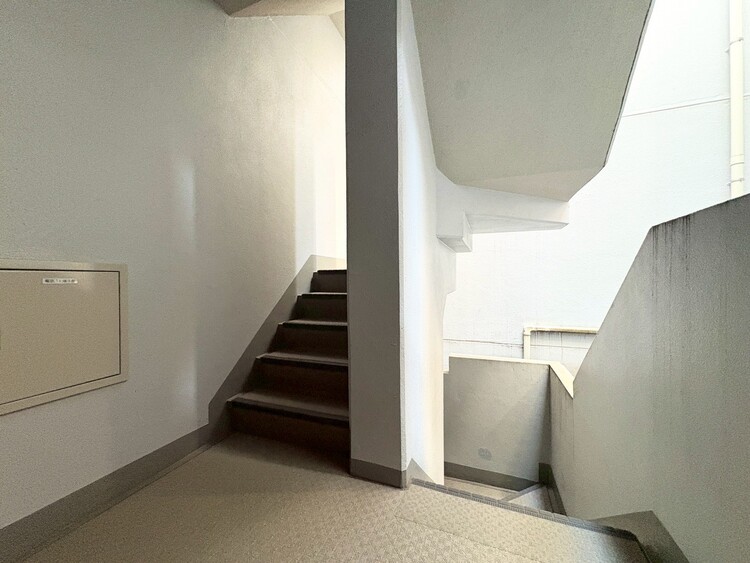 その他 共用部の階段です。明るく清潔に管理されています。