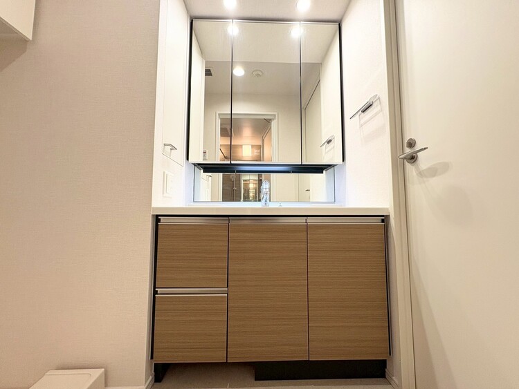 その他 清潔感を感じられる洗面化粧台。