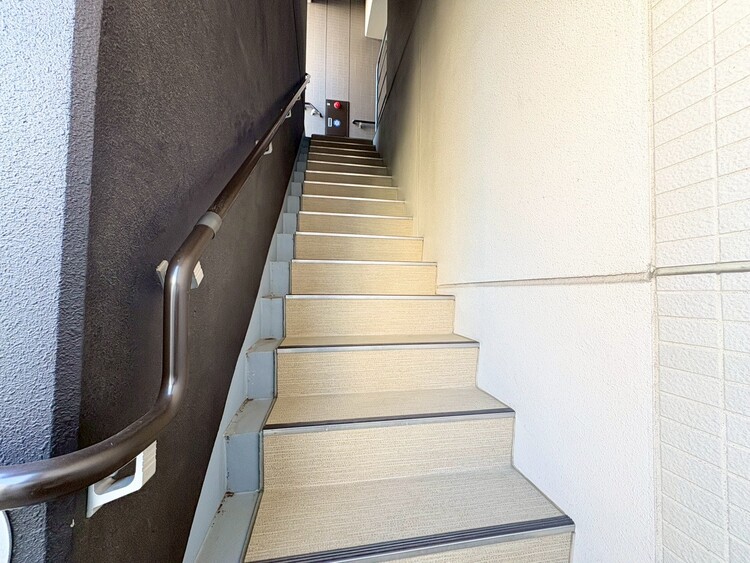 その他 共用部の階段です。明るく清潔に管理されています。