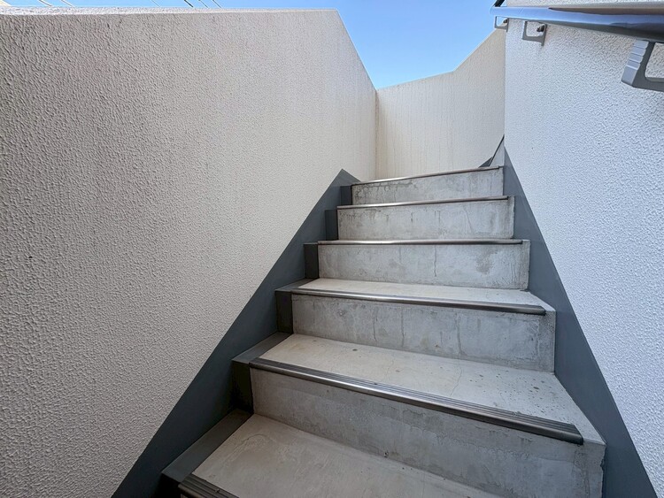 その他 共用部の階段です。明るく清潔に管理されています。