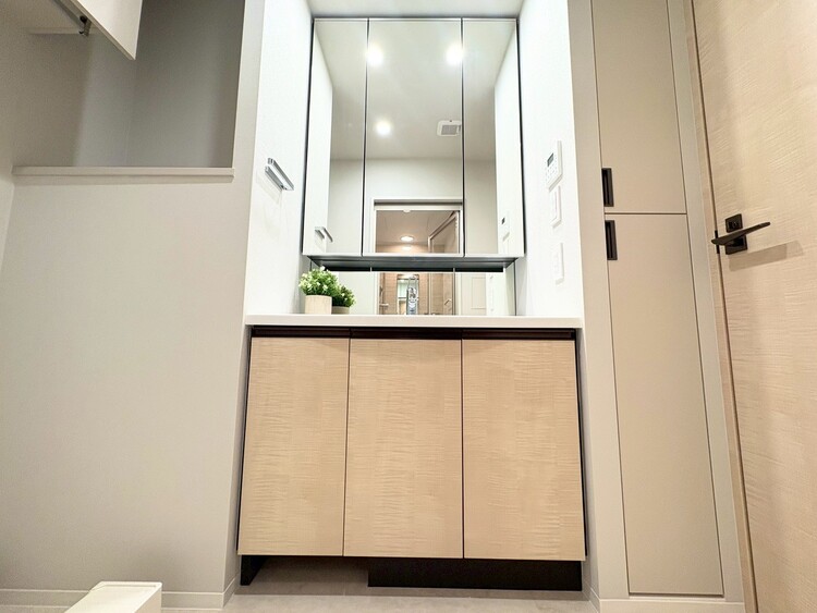 その他 清潔感を感じられる洗面化粧台。