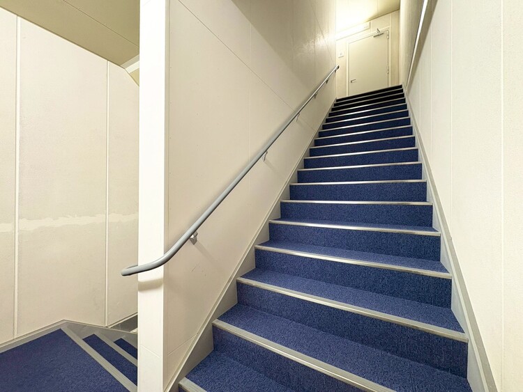 その他 共用部の階段です。明るく清潔に管理されています。