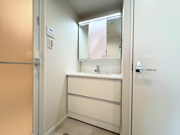 その他 清潔感を感じられる洗面化粧台。
