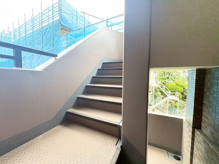 その他 共用部の階段です。明るく清潔に管理されています。