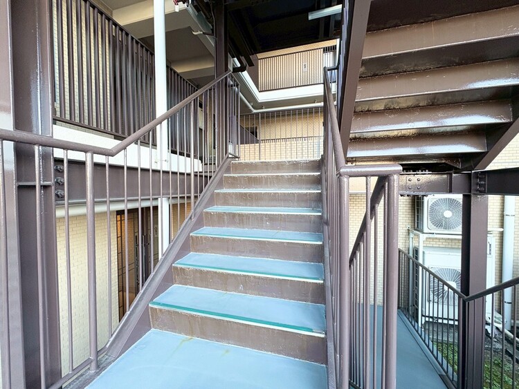 その他 共用部の階段です。明るく清潔に管理されています。