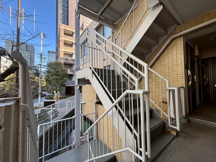 その他 共用部の階段です。明るく清潔に管理されています。