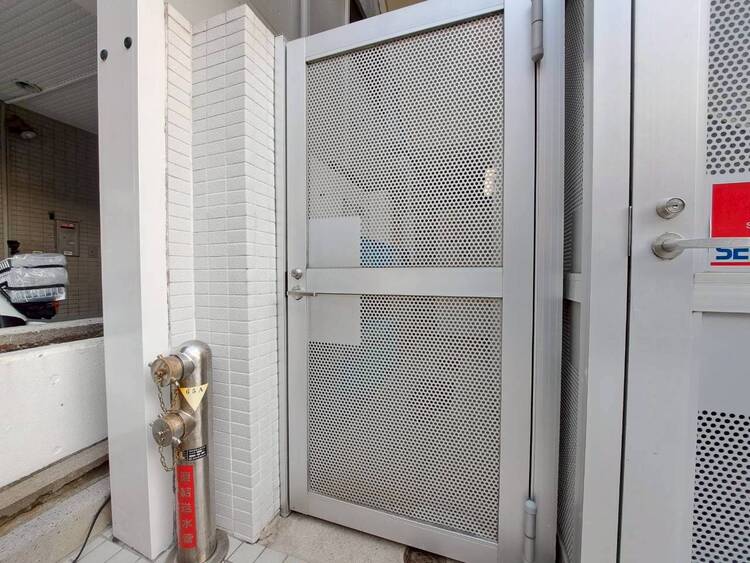 その他 共用部の階段です。明るく清潔に管理されています。