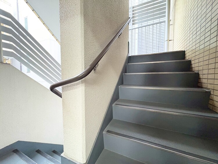 その他 共用部の階段です。明るく清潔に管理されています。
