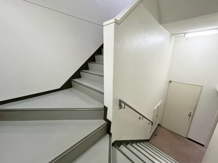 その他 共用部の階段です。明るく清潔に管理されています。