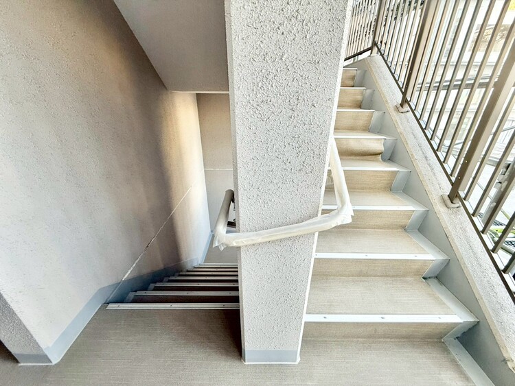 その他 共用部の階段です。明るく清潔に管理されています。