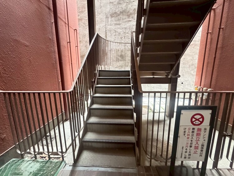 その他 共用部の階段です。明るく清潔に管理されています。