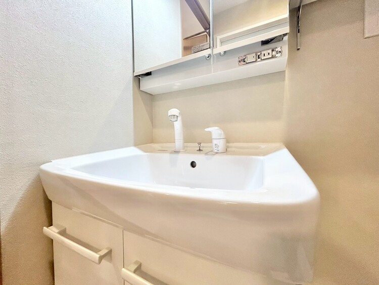 その他 清潔感を感じられる洗面化粧台。