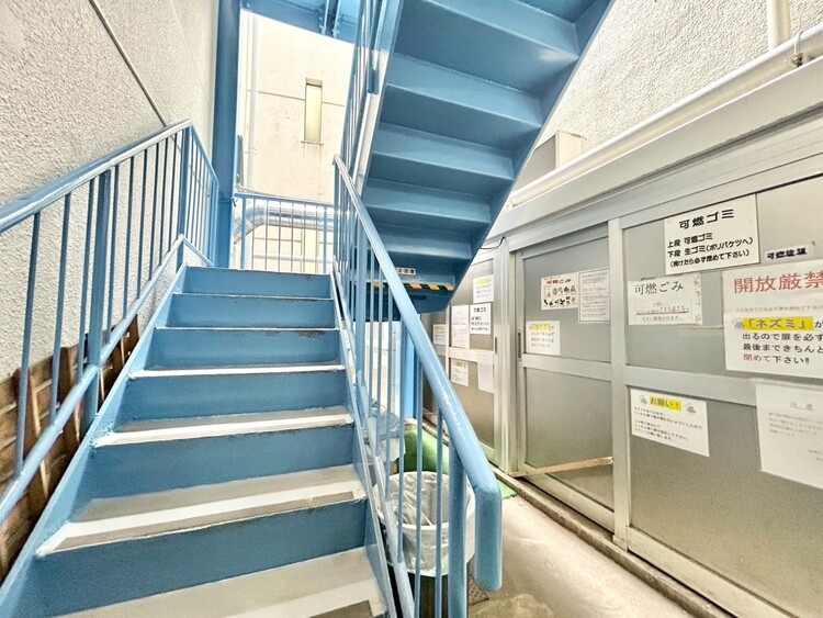 その他 共用部の階段です。明るく清潔に管理されています。