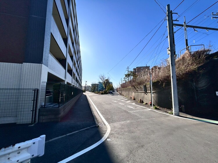 その他 閑静なエリアで、前面道路の交通量は少なく安心です。