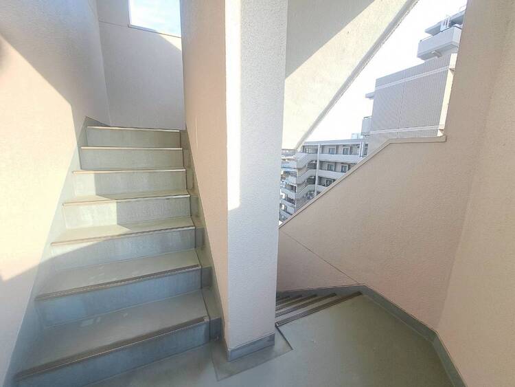 その他 共用部の階段です。明るく清潔に管理されています。