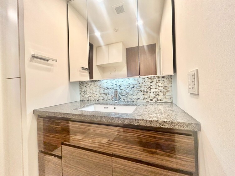 その他 清潔感を感じられる洗面化粧台。