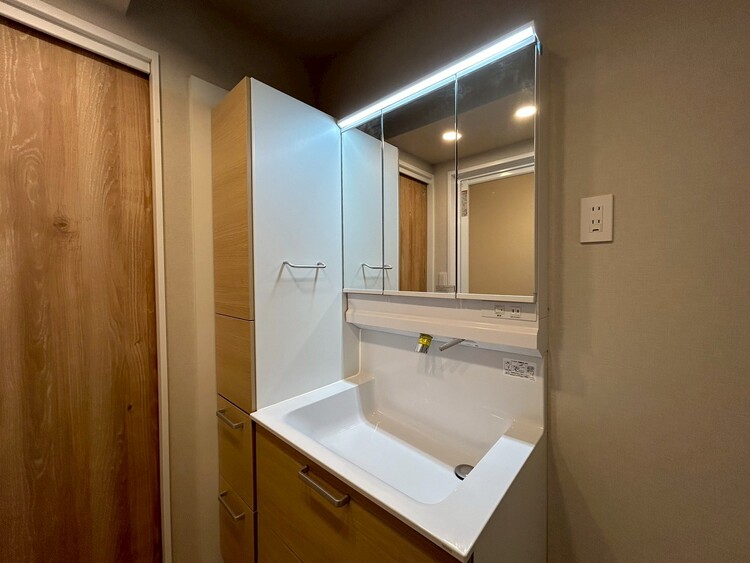 その他 清潔感を感じられる洗面化粧台。