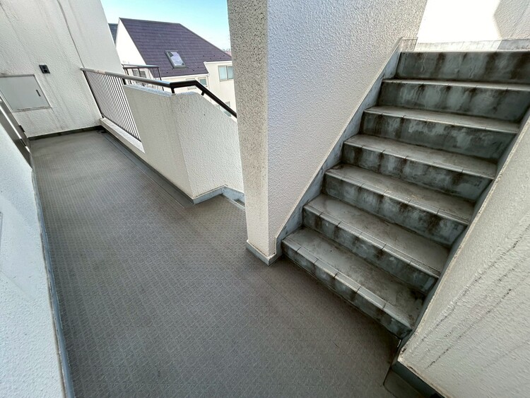 その他 共用部の階段です。明るく清潔に管理されています。