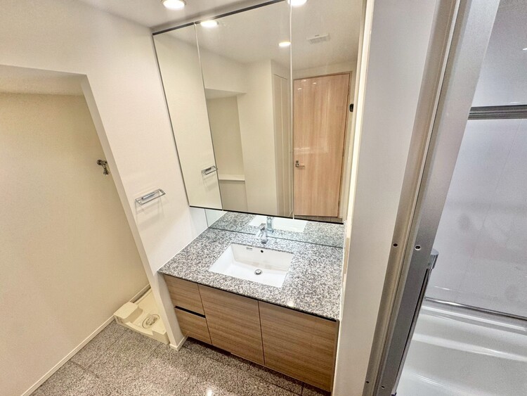 その他 清潔感を感じられる洗面化粧台。