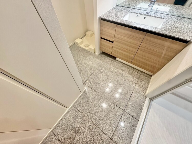 その他 十分な広さの脱衣所。